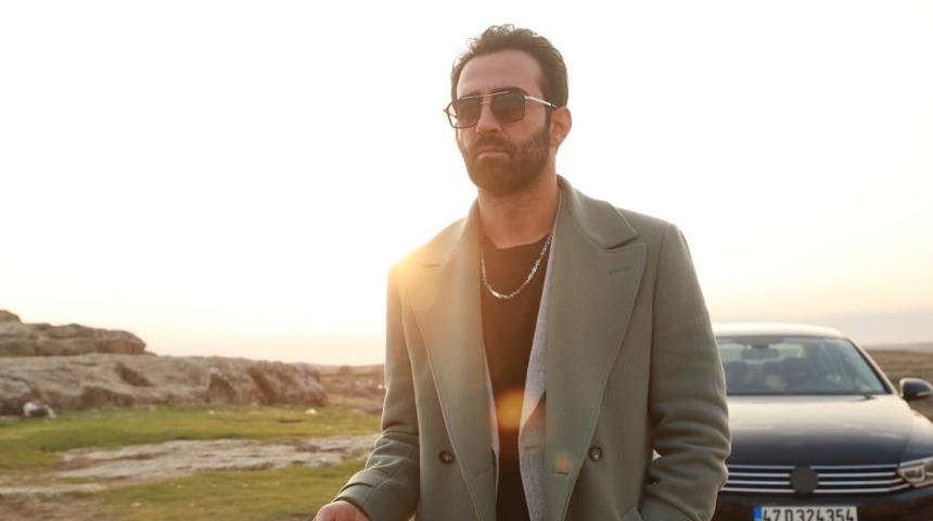 Uzak Şehir'in Demir'i Ferit Kaya'ya hayranlarından yoğun ilgi! Eşinin bakışları dikkat &ccedil;ekti 