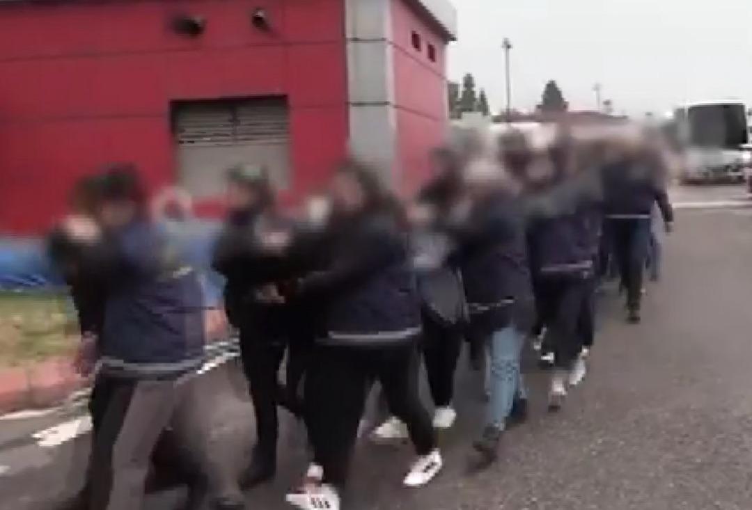 Her şeyi düşünmüşler! Fuhuş evinde duvarda pes dedirten yazı 1