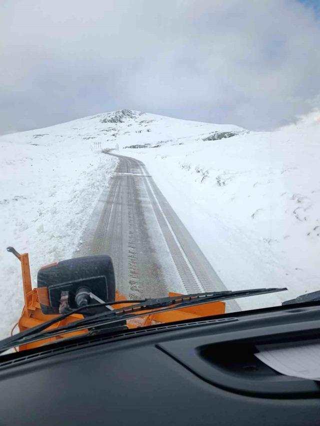 Bayburt’ta bazı köy yolları ve geçitler yoğun kar nedeniyle ulaşıma kapatıldı 2