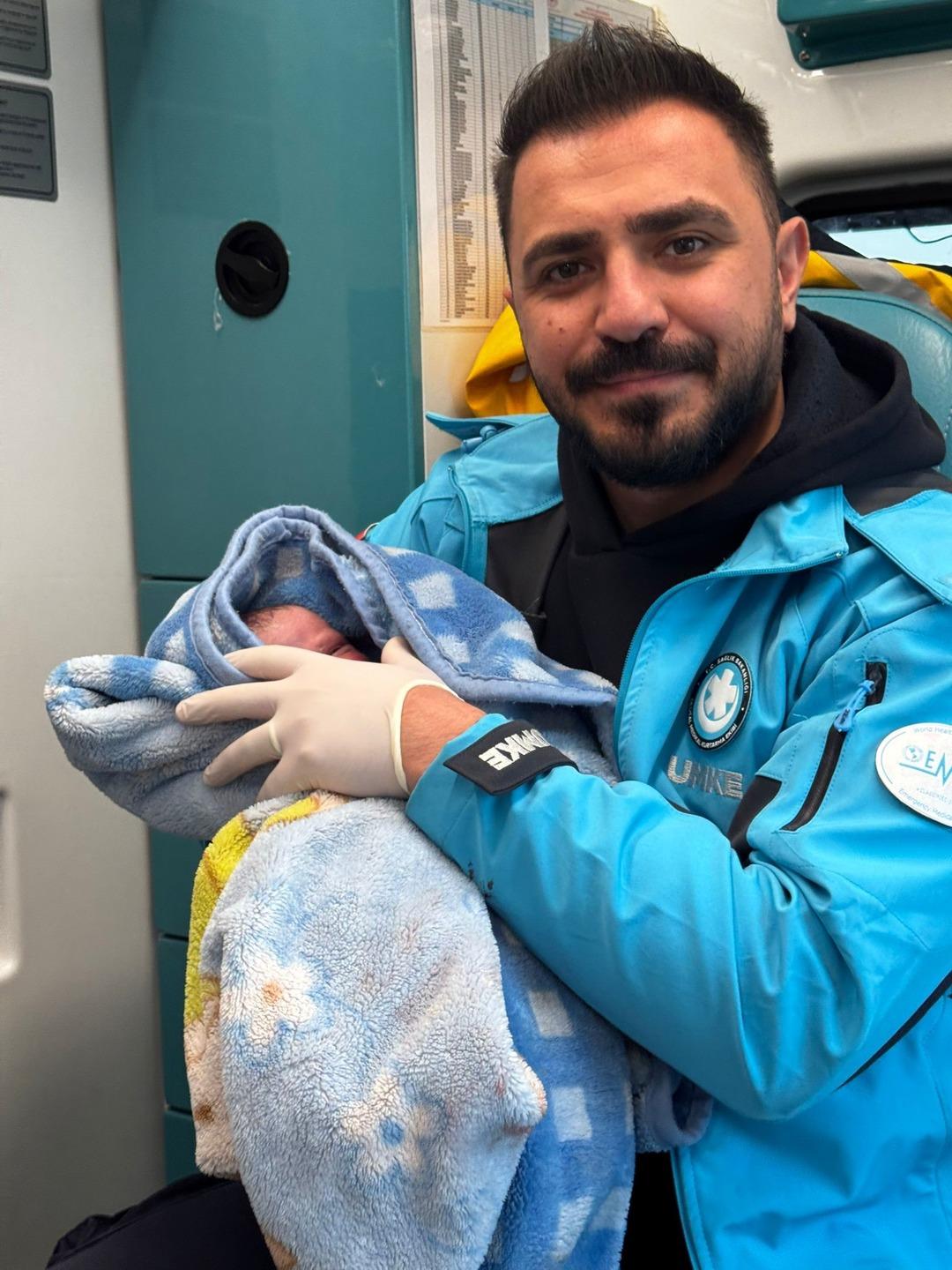 Ambulansta doğum yaptı: Bebeğinin ismini bakın ne koydu! 2