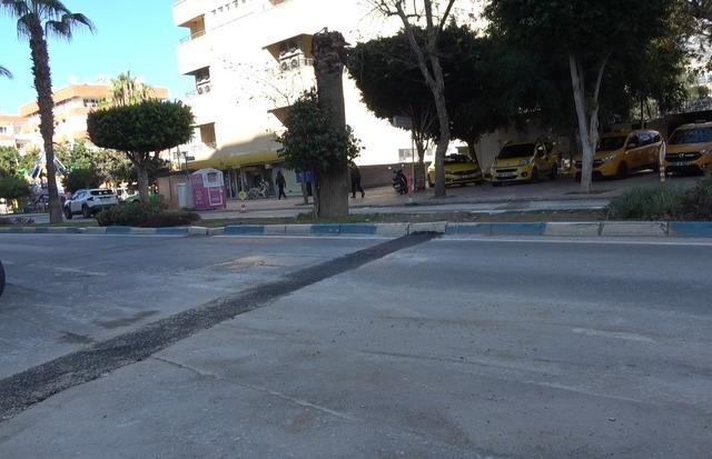 Yolda oluşan çukurları görünce dayanamayan esnaf  kum ve çakılla çukurları kendisi kapattı 5