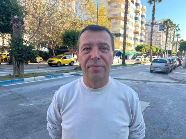 Yolda oluşan çukurları görünce dayanamayan esnaf kum ve çakılla çukurları kendisi kapattı 4