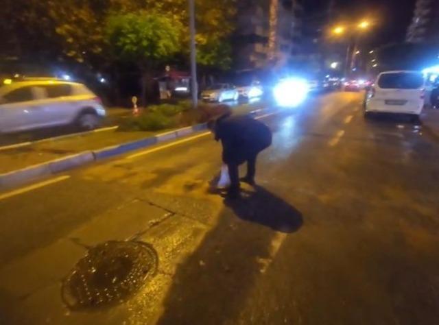 Yolda oluşan çukurları görünce dayanamayan esnaf kum ve çakılla çukurları kendisi kapattı 3