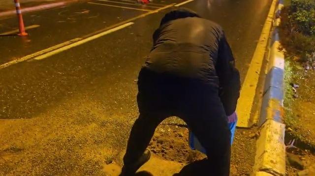 Yolda oluşan çukurları görünce dayanamayan esnaf kum ve çakılla çukurları kendisi kapattı 2