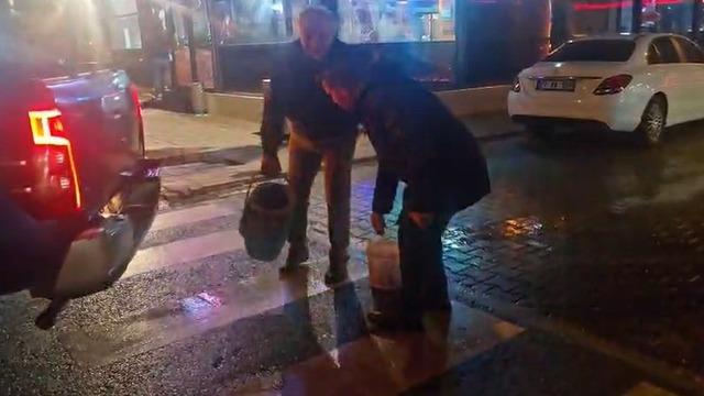 Yolda oluşan çukurları görünce dayanamayan esnaf  kum ve çakılla çukurları kendisi kapattı