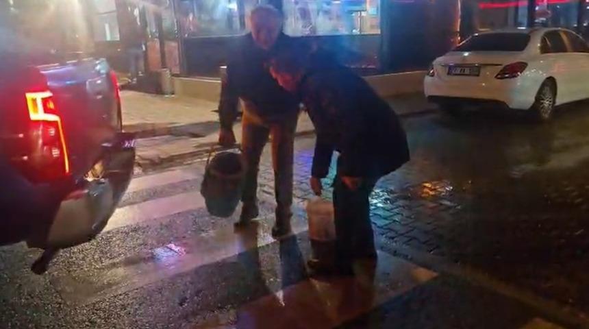 Yolda oluşan çukurları görünce dayanamayan esnaf  kum ve çakılla çukurları kendisi kapattı