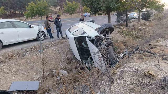 Şanlıurfa’da hafif ticari araç devrildi: Baba ve oğlu yaralandı 1