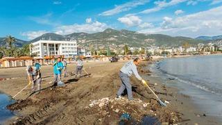 Alanya’da yağışın izleri silinmeye çalışılıyor
