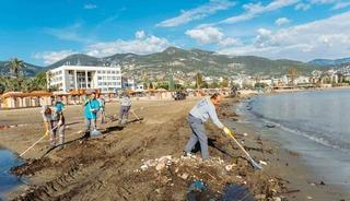 Alanya’da yağışın izleri silinmeye çalışılıyor