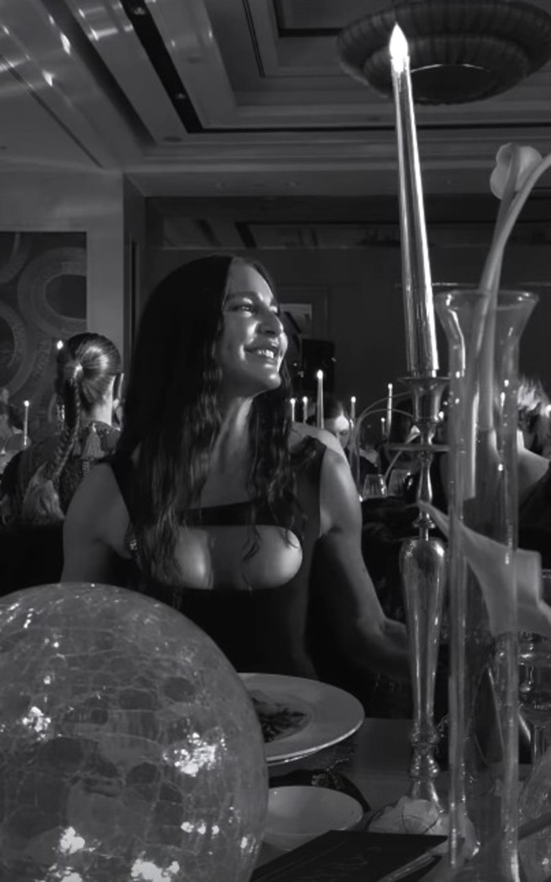 Ece Sükan derin göğüs dekoltesiyle geceye damga vurdu! Sosyal medyada yorum yağdı 3