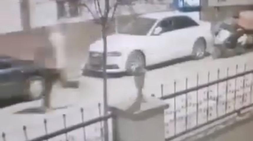 Kuryenin çantasındaki dürümü çalıp koşarak kaçtı