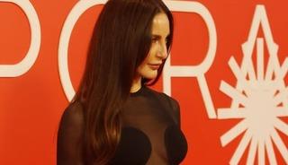 Göğüs dekoltesiyle geceye damga vurdu! Yorum yağdı