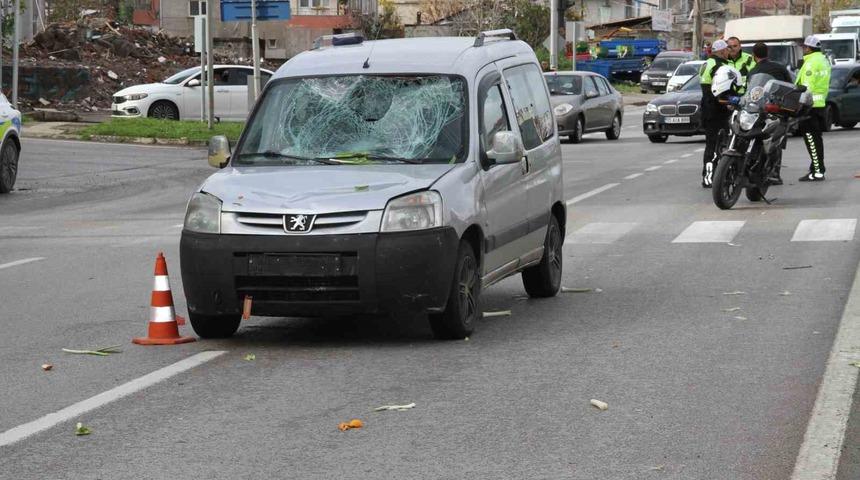 Hafif ticari aracın çarptığı bisikletli ağır yaralandı