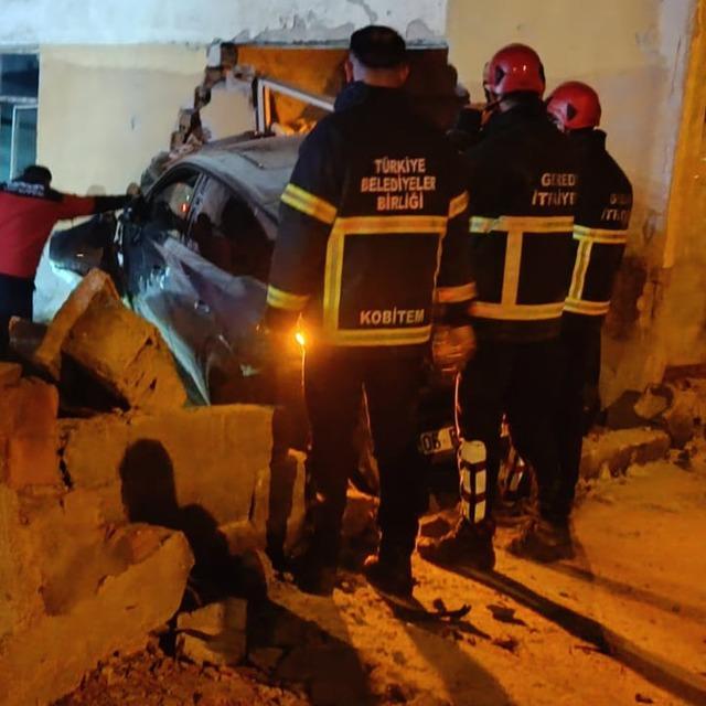 Bolu’da bina duvarına çarpan otomobilin sürücüsü yaralandı 1