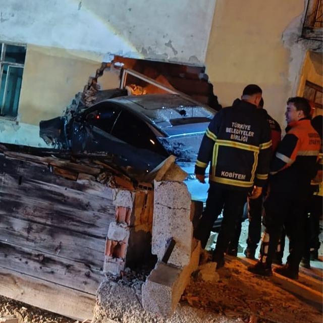 Bolu’da bina duvarına çarpan otomobilin sürücüsü yaralandı 2