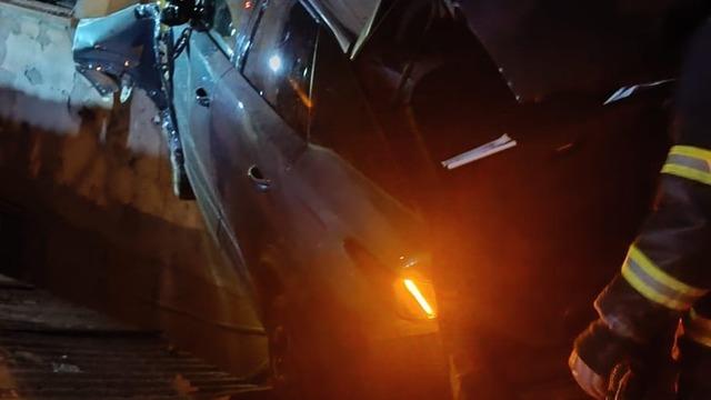 Bolu’da bina duvarına çarpan otomobilin sürücüsü yaralandı