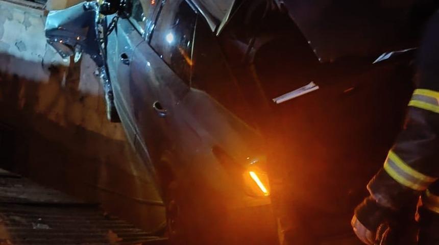 Bolu’da bina duvarına çarpan otomobilin sürücüsü yaralandı