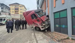 Düzce'de reni boşalan tır, 4 araç ile marketin duvarına çarptı