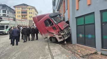 Düzce'de reni boşalan tır, 4 araç ile marketin duvarına çarptı