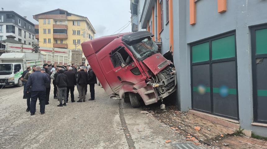 Düzce'de reni boşalan tır, 4 araç ile marketin duvarına çarptı
