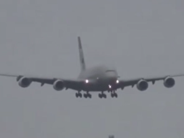 Bilbao'da korku dolu anlar! PSG’yi taşıyan uçak piste yan iniş yaptı