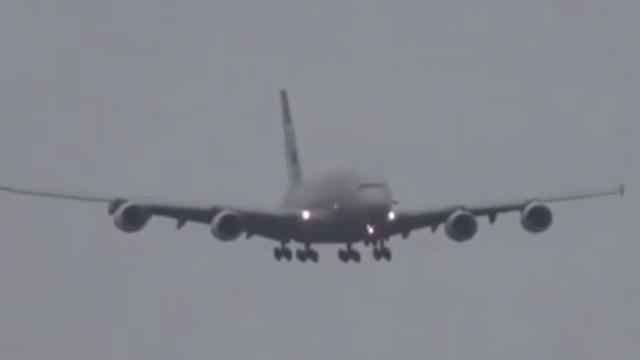 Bilbao'da korku dolu anlar! PSG’yi taşıyan uçak piste yan iniş yaptı