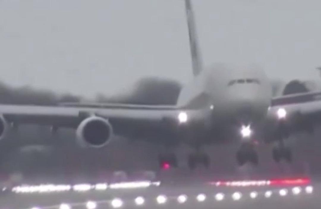 Bilbao da korku dolu anlar! PSG’yi taşıyan uçak piste yan iniş yaptı 1