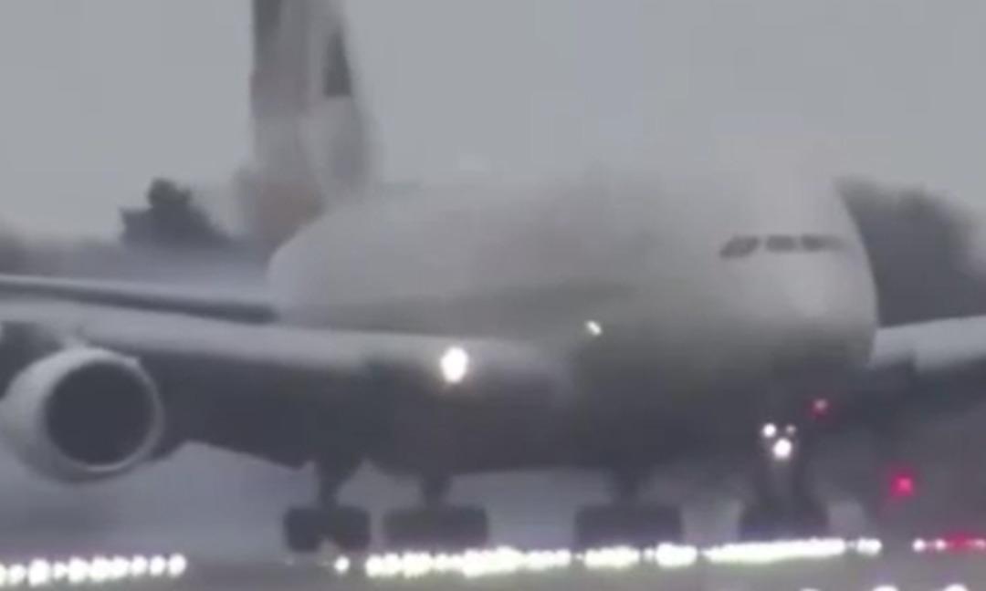 Bilbao da korku dolu anlar! PSG’yi taşıyan uçak piste yan iniş yaptı 2