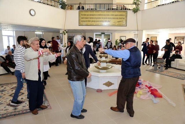 Bozok Üniversitesi öğrencileri huzurevi sakinlerini unutmadı