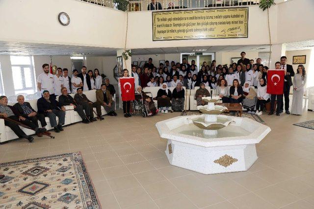 Bozok Üniversitesi öğrencileri huzurevi sakinlerini unutmadı