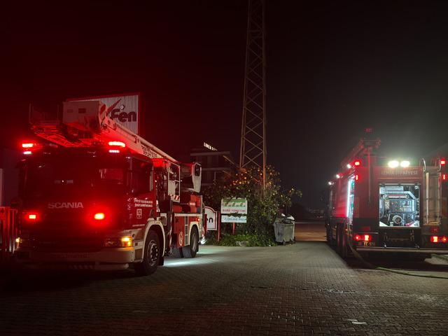 İzmir de kompozit malzeme üreten fabrikada çıkan yangın söndürüldü 2