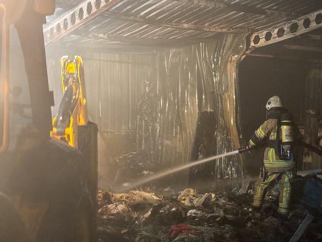 İzmir de kompozit malzeme üreten fabrikada çıkan yangın söndürüldü 1
