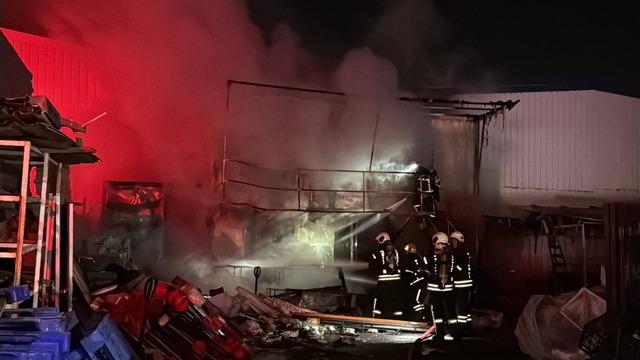 Kocaeli de geri dönüşüm deposunda çıkan yangın söndürüldü 3