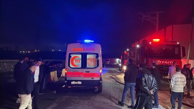 Kocaeli de geri dönüşüm deposunda çıkan yangın söndürüldü 2