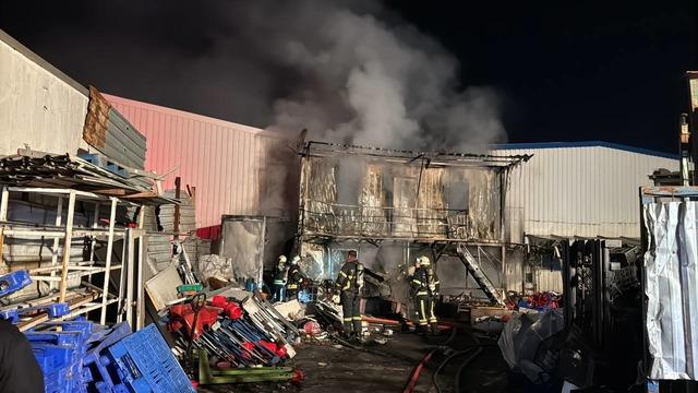 Kocaeli de geri dönüşüm deposunda çıkan yangın söndürüldü 1