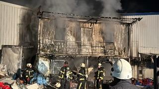 Kocaeli'de geri dönüşüm deposunda çıkan yangın söndürüldü