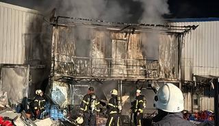 Kocaeli'de geri dönüşüm deposunda çıkan yangın söndürüldü