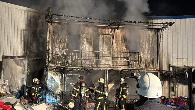 Kocaeli'de geri dönüşüm deposunda çıkan yangın söndürüldü