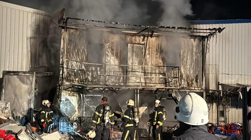 Kocaeli'de geri dönüşüm deposunda çıkan yangın söndürüldü
