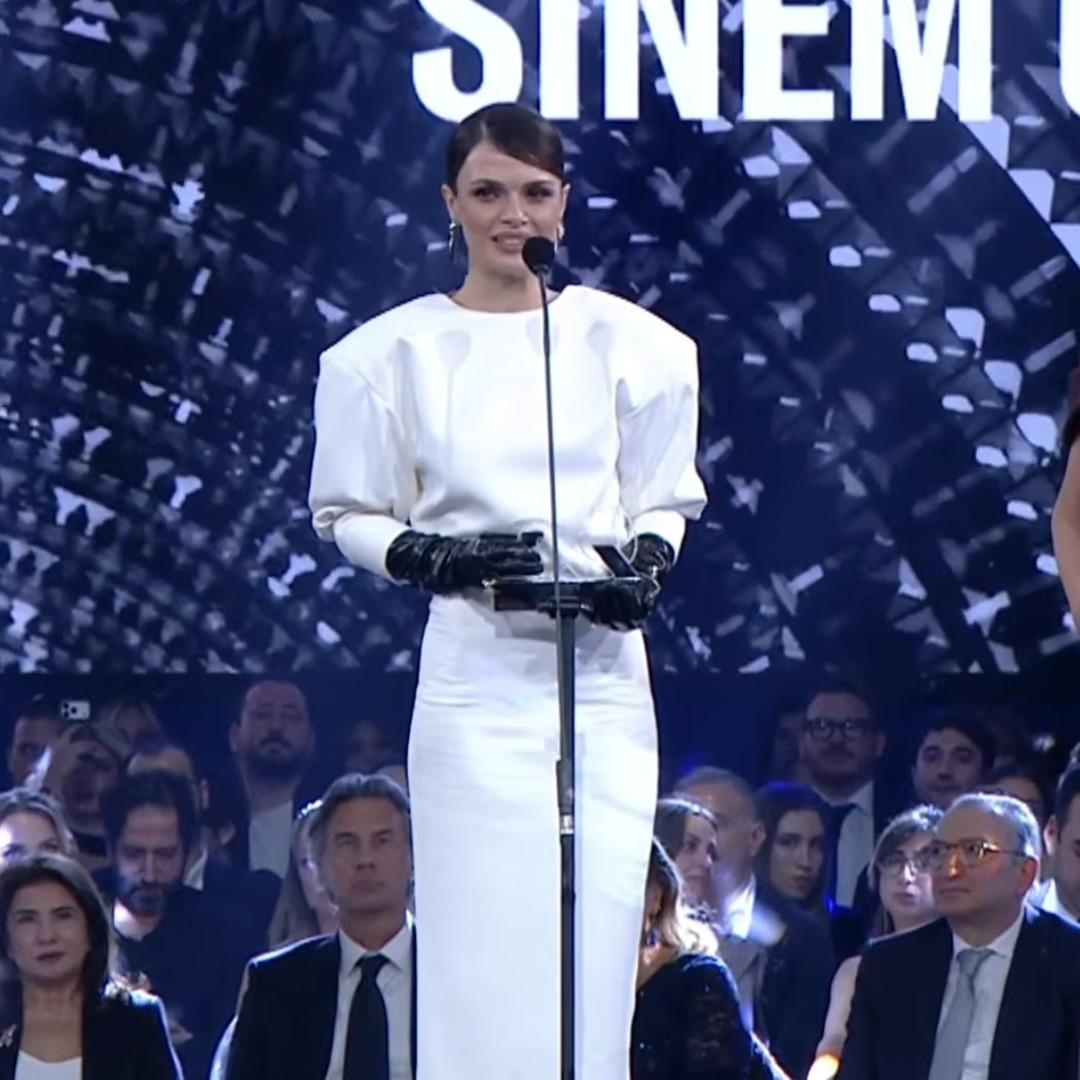 Yılın Kadını: Sinem Ünsal! Sevgilisiyle geceye geldi, tarzı beğenilmedi 4