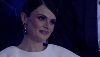 Yılın Kadını Ödülü'nü aldı! Sevgilisiyle geceye damga vurdu: Tarzı beğenilmedi