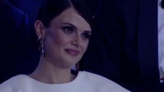 Sinem Ünsal sevgilisiyle geceye geldi! Yılın Kadını'nın tarzı beğenilmedi