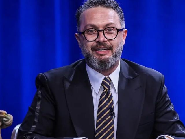 Sevgilisi kendisinden 16 yaş küçük! Yaşı gündem oldu