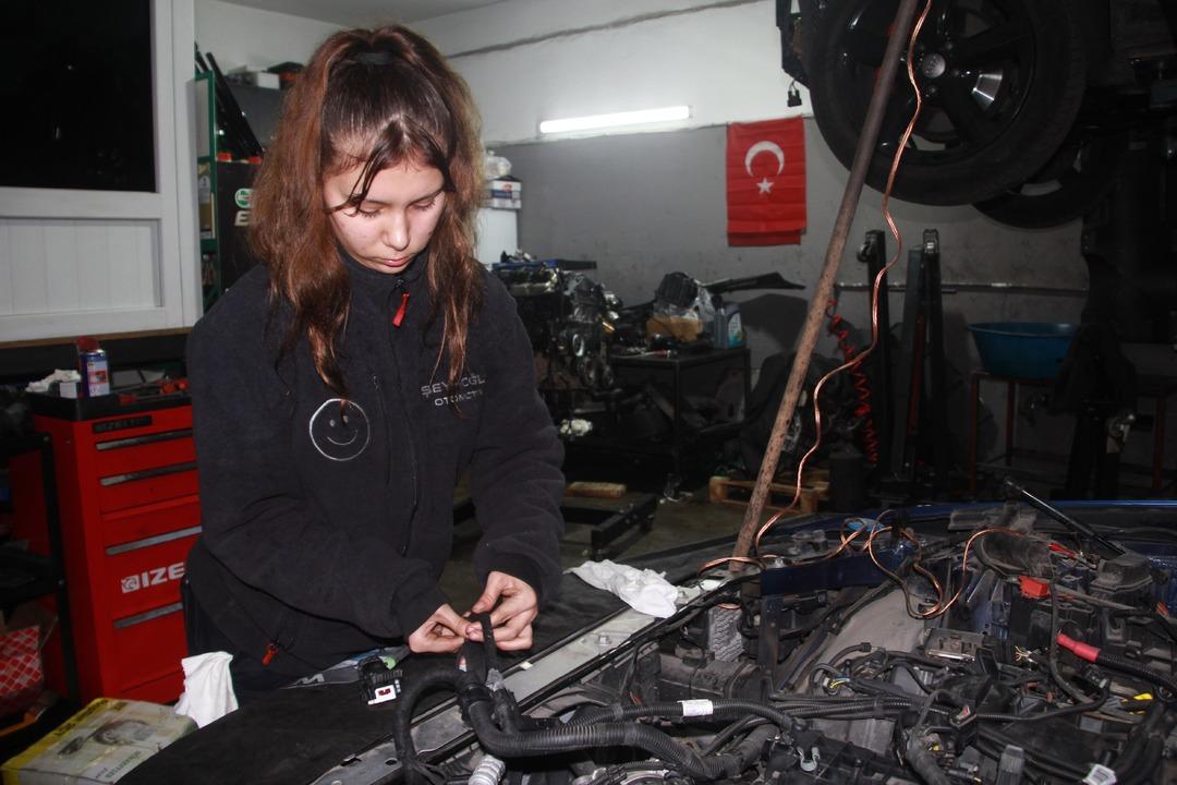 Sanayinin tek kız çırağı: 17 yaşında şanzıman söküyor! 1