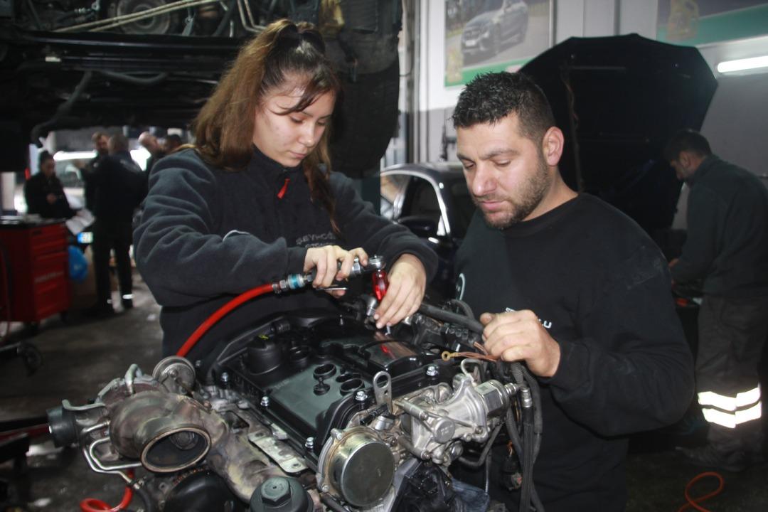 Sanayinin tek kız çırağı: 17 yaşında şanzıman söküyor! 2