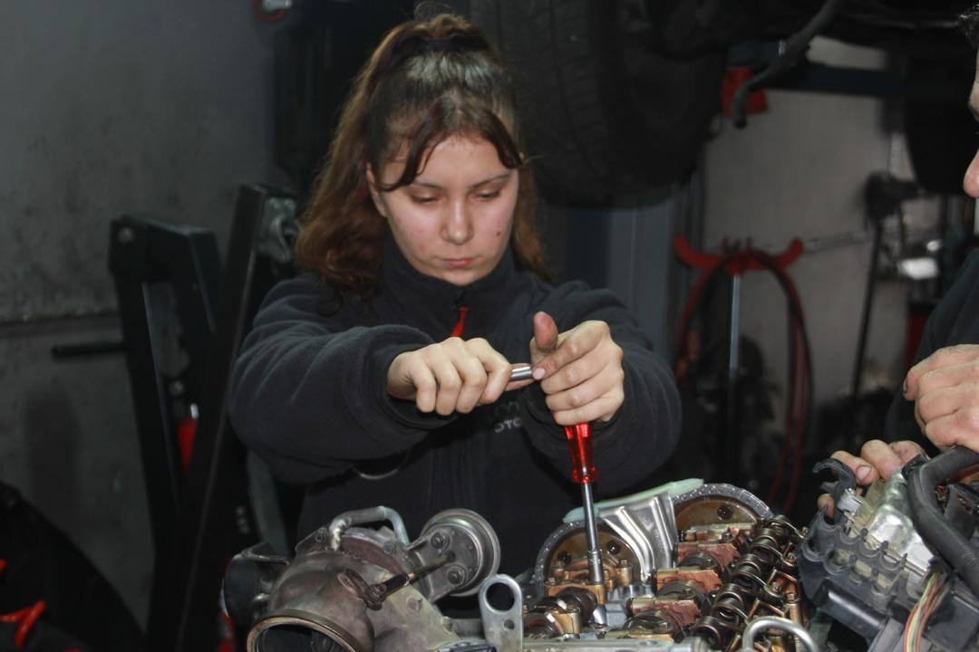 Sanayinin tek kız çırağı: 17 yaşında şanzıman söküyor! 5