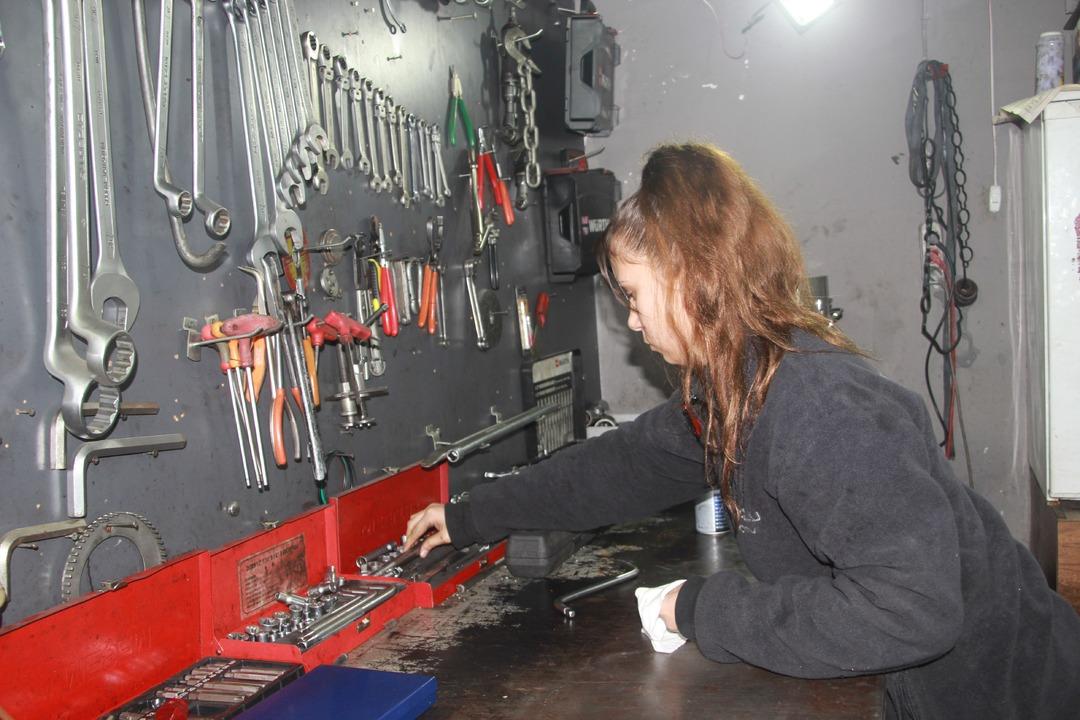 Sanayinin tek kız çırağı: 17 yaşında şanzıman söküyor! 7