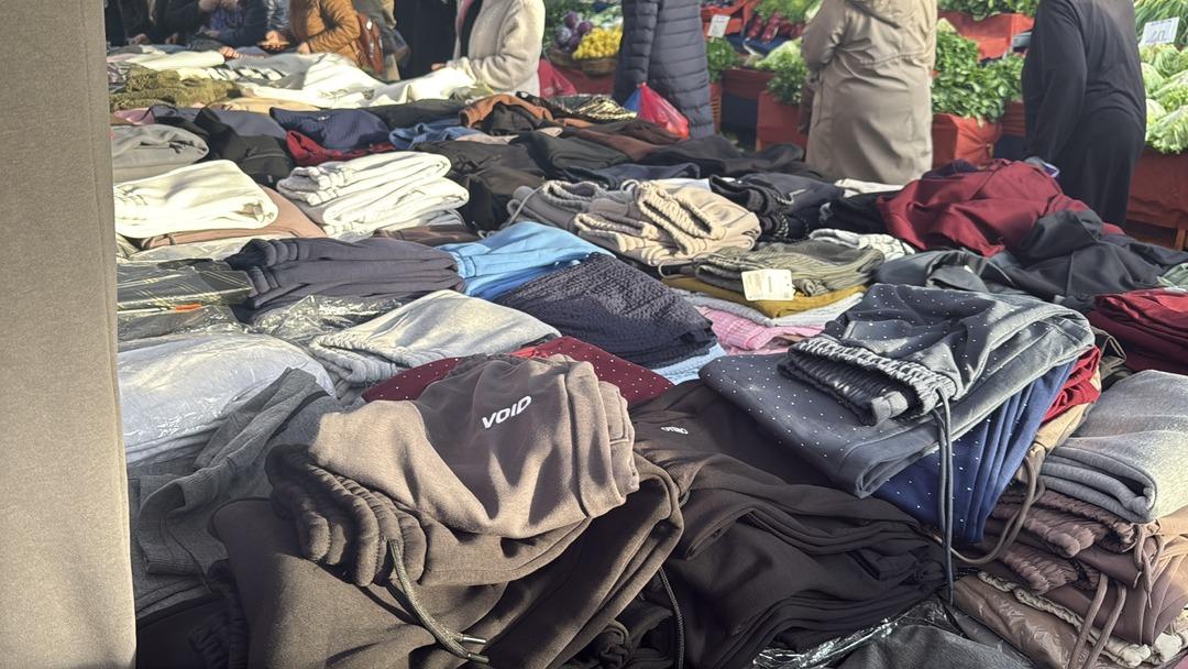 Eşofman çalan çocuğu herkesin ortasında iple bağladı: Seni anadan doğma edeceğim 5