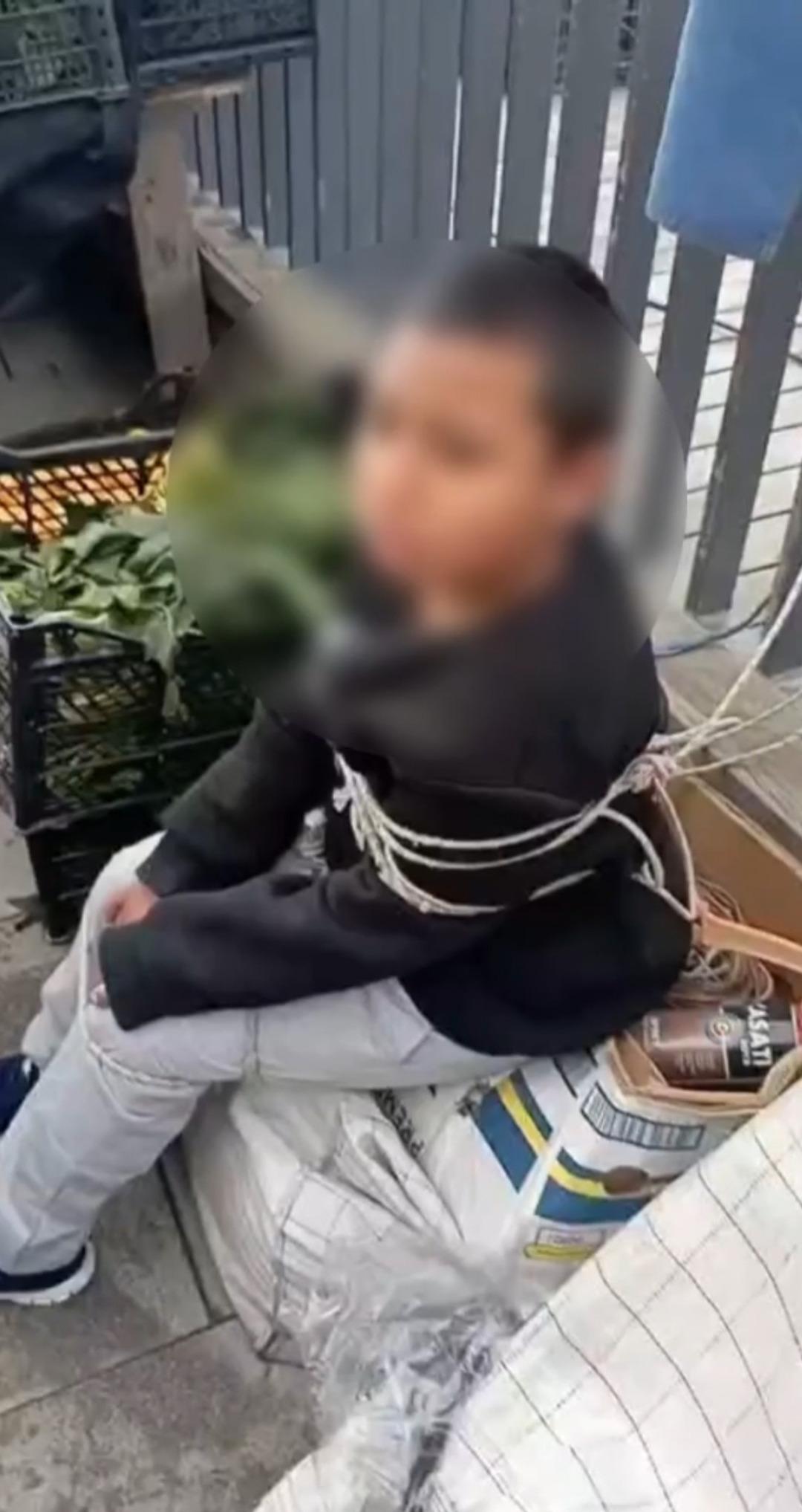 Eşofman çalan çocuğu herkesin ortasında iple bağladı: Seni anadan doğma edeceğim 2