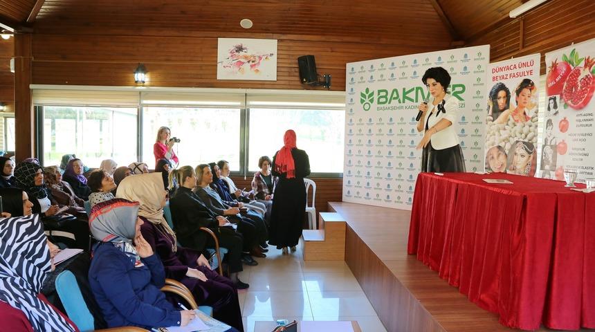 Azeri uzman g&uuml;zellik i&ccedil;in su, sağlık i&ccedil;in kınayı &ouml;nerdi